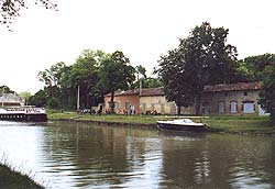 Un port au ble sur le Canal du Midi