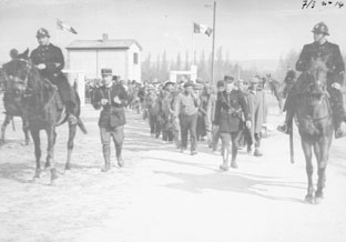 Groupe de réfugiés au camp de Bram