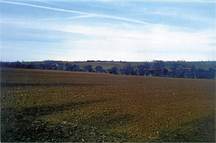 La plaine alluviale de l'Hers Mort au niveau de St Cristol. On devine le talus de terrasse sur la rive droite. Les fermes se sont établies sur les hauteurs. (Le sens d'écoulement de la rivière va de doite à gauche sur la photo).