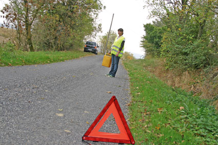 Triangle, gilet et feux de détresse trio indispensable en cas de pépin sur la route