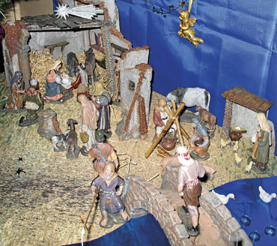 A l'origine, Jésus, nouveau-né, aurait été déposé dans la mangeoire de l'étable qui accueillit Marie et Joseph. Le francique krippia a ensuite été déformé en crèche, terme qui désigne toujours aujourd'hui la mangeoire des moutons.