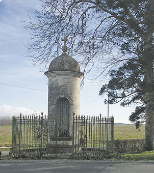 A Cessales, en souvenir d'apparitions survenues au XIe siècle, chaque année, le dimanche le plus proche du 8 septembre, une statue de la Vierge Marie est portée en procession.