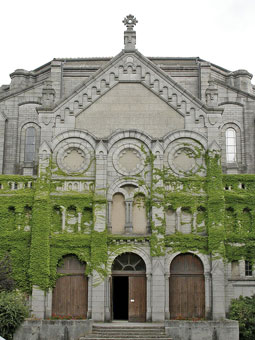 Fondé par saint Dominique en 1206 sur des terres concédées par l'évêque Foulques de Toulouse, le monastère de Prouilhes accueillit tout d'abord des femmes converties du catharisme.