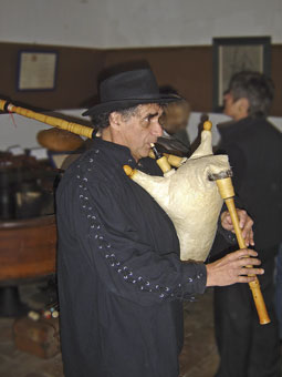 Actuellement des "sonneurs" de Bodega se produisent lors de manifestations diverses. Ici à l'atelier Paul Sibra à Verdun Lauragais