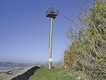 Plus communément appelés "les lanternes de l'aviation", les phares aéronautiques étaient destinés à constituer une carte lumineuse des routes aériennes pour le trafic nocturne sur les grands itinéraires de l'Aéropostale. Ici le phare de Montferrand, qui était actionné à la demande par le garde-champêtre (voir CL n°47).