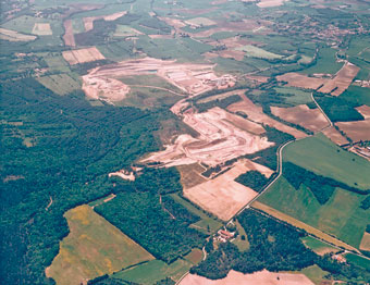 Dès le XVIe siècle, le village de Saint Papoul connut une activité prospère liée à l'extraction de l'argile et à la production de poterie commune. Ici, la carrière vue d'avion