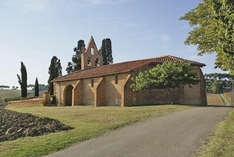 La chapelle de Sainte Colombe ou Sainte Eulalie construite en biques rouges et dotée d'un petit clocher-mur