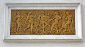 Détail de la plaque figurant sur le fronton de la halle de la place de la République