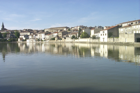 Le grand bassin de Castelnaudary : les céréales (blé, orge, maïs, avoine de la Piège) prennaient le relais sur ses quais. De là, les barques les transportainet vers Narbonne et Béziers