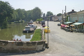    Passer ses vacances à bord d'une péniche est une manière originale et ludique de découvrir le Lauragais et ses trésors