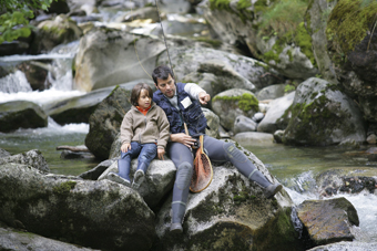 Plus besoin de choisir entre la pêche et les vacances ! De nombreuses locations saisonnières offrent désormais des prestations destinées aux pêcheurs de 7 à 77 ans,  l'occasion de goûter aux joies de la pêche en famille.