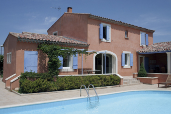    La piscine est un plus indéniable pour une location de vacances. Cet équipement doit être sécurisé, ce qui n'exonère pas les parents d'une vigilance de tous les instants.