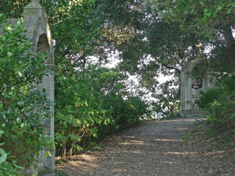 À l'intérieur de la plupart des églises et chapelles, on trouve un chemin de croix. Il consiste en 14 croix en bois, fixées sur les murs de l'église, accompagnées habituellement d'une peinture ou d'une sculpture représentant le sujet de la station. Les croix sont disposées à des intervalles tels qu'elle jalonnent un chemin, en les parcourant les fidèles font le tour complet de l'église. Il y a aussi des chemins de croix à l'extérieur des églises, souvent dans la nature comme celui du calvaire de Laurabuc, à l'ombre de la végétation méditerranéenne longeant le sentier