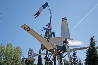     "C'est l'ancêtre d'Airbus. Si, si, si je vous  l'assure !" révèle  Hubert Bastouil dans un  sourire. L'inventeur est en réalité aussi facétieux que l'aviateur qu'il a imaginé...