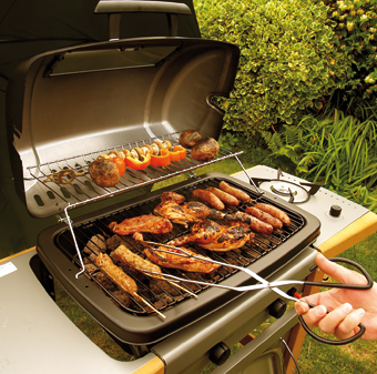Les piques à barbecue ou brochettes sont utiles afin de marier plusieurs saveurs. Le consommateur a le choix entre les piques à bois, généralement de bambou, et en fer. Il faudra simplement faire tremper les premières dans l'eau 15 à 30 mn avant utilisation pour éviter qu'elles ne s'enflamment.