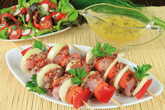 Pour réaliser des brochettes de boeuf, il convient de choisir les morceaux de viande qui se prêtent le mieux à la cuisson au barbecue. Il s’agit du faux-filet, de l’entrecôte ou encore du rumsteack. Toutes les viandes s’accommodent de ce mode cuisson : l’agneau, le porc et le poulet par exemple.  