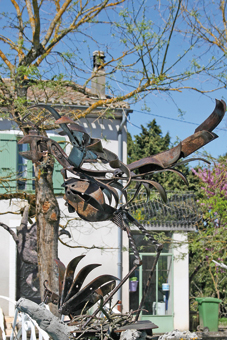 Cet oiseau est une véritable oeuvre de ferronnerie. Elle a été élaborée à partir d'outils professionnels...