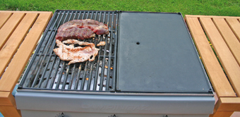   Les équipements combinant une plancha et un grill permettent de cuire la viande et les légumes en même temps. Ces modes de cuisson rapide  conservent toute la saveur des aliments en leur donnant un petit goût grillé. 