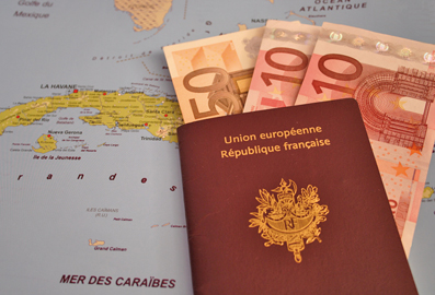 Le passeport biométrique a remplacé le passeport électronique depuis juin 2009. Son délai de délivrance est de 15 jours en moyenne. Attention ! Depuis 2004, tout chien, chat (ou furet !) voyageant dans l'Union Européenne doit également être muni de son propre passeport délivré par un vétérinaire.