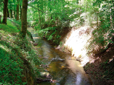 A la “Tranchée du Conquet”(lieu-dit),  la rigole passe du versant méditerranéen au versant atlantique. A ce point, l’eau peut être éventuellement dérivée vers le Sor (sous-affluent du Tarn).