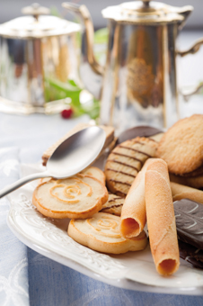 En Europe, le thé s’accompagne souvent de quelques gourmandises lorsqu’il est dégusté à l’heure du goûter. Petits sablés, gâteaux venus d’Outre-Manche, le traditionnel « Tea-time », comprenez « L’heure du thé », revient à la mode et les salons de thés à l’anglaise rencontrent un véritable succès. Gourmandise assurée !