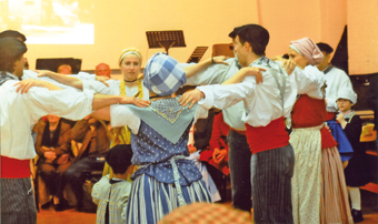 Les danseurs du “Poutou de Toulouse”, groupe folklorique traditionnel en pleine démonstration de leur talent.