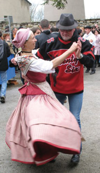 Le costume traditionnel toulousain est encore porté lors de démonstration de danse d’autrefois. Ici une danseuse du groupe folklorique “le poutou de Toulouse”.