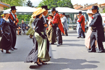 Le groupe de danse de Quadrilles de Saint Félix “Les amoureux de la Belle époque” effectue en public quelques pas de danse d’autrefois. Cette équipe de Saint Féliciens passionnés se fait un plaisir de danser quelques figures de quadrilles comme “Les Tiroirs”, “les Lignes”, “les Moulinets”, “les Visites”, “les Lanciers” …