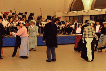 “Les amoureux de la Belle époque” , groupe de danse de quadrilles de Saint Félix, illustrent bien les années folles avec leurs costumes d’époque.