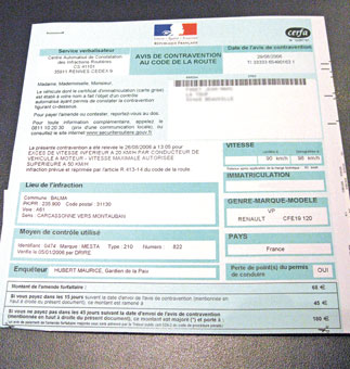 Au nombre des infractions les plus banales, on trouve le défaut d’assurance, le non respect d’un feu rouge, les excès de vitesse, la conduite en état d’ivresse ou le stationnement gênant. En fonction de leur degré de gravité, ces infractions sont sanctionnées via une amende, une suspension de permis ou la perte de points.
