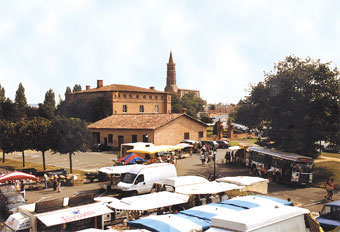 Le Marché de plein vent d’Escalquens a  lieu tous les dimanche matin depuis 1995 et réunit de nombreux commerçants ambulants : fruits, légumes, viandes rôties, spécialités traiteurs sont proposés….