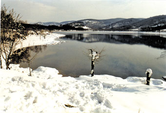 montagne noire sous la neige