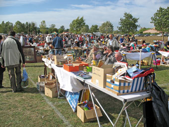 Les vide-greniers se déroulent sur la voie publique, dans des salles des fêtes, salles omnisport, salles polyvalentes etc. Ils attirent de plus en plus de visiteurs à la recherche d’une sortie le week-end. Ici, le vide grenier en plein air de Quint Fonsegrives.