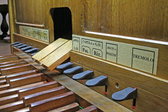 Les longues touches de bois constituent un clavier supplémentaire et font de l’orgue un instrument unique. Tous les pianistes qui ont fait l’apprentissage de l’indépendance des mains apprécieront l’agilité requise pour jouer simultanément sur les claviers et le pédalier !