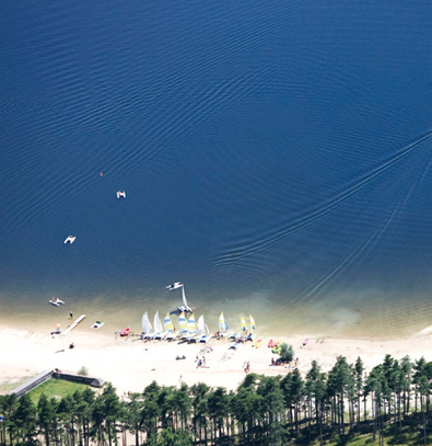 Le lac de Saint-Ferréol, magnifique plan d'eau, où toutes les activités nautiques sont pratiquées aujourd'hui (excepté les bateaux à moteur)