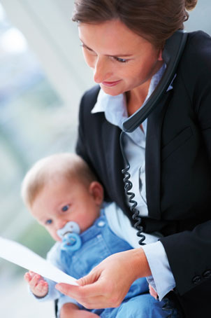Pour la moitié des françaises, il est impératif de concilier l’arrivée d’un enfant et sa vie professionnelle. 4/5ième, temps partiel, congé parental, les solutions existent mais impliquent certaines répercussions financières. Entre organisation de sa vie professionnelle, bien-être de l’enfant et choix du mode de garde, tout est une question d’équilibre.