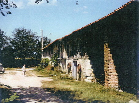 L’une des 2 fermes “Le Barthas” dont les murs du rez-de-chaussée sont en terre (0,80 d’épaisseur). L’étage est en colombages (poutres de bois verticales garnies entre elles de paille mélangée à de la boue - terre glaise surtout). Appelée “Paille Bart” en patois lauragais, cette ferme serait de l’époque gothique (XVe siècle). Aujourd’hui existe à sa place une belle habitation