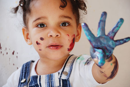 Les crèches sont reconnues pour organiser de nombreuses activités participant à l’éveil et à la socialisation des tout-petits. C’est un cadre intéressant pour préparer l’enfant à sa scolarisation. Pour autant, de nombreuses nounous organisent également des activités chez elles ou en se regroupant avec d’autres professionnelles de la petite enfance.