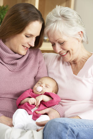 Pour des raisons budgétaires et affectives, les grands-parents sont souvent appelés en renfort pour garder leurs petits-enfants. Qu’il s’agisse de ses parents ou de ses beaux-parents, il est impératif d’avoir de très bons rapports ; d’une génération à l’autre, il arrive que les points de vue divergent. Primauté de l’opinion parentale oblige, les grands-parents devront parfois faire un effort pour mettre leur langue dans la poche.  