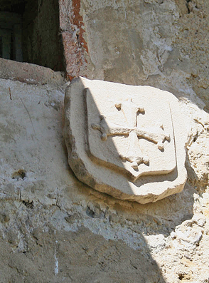 Cette croix occitane a été fièrement accrochée sur la façade d’une vieille bâtisse. Elles étaient fabriquées par Raymond en petite série à partir d’un moule.