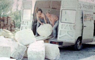 Le tailleur et un ami déchargent des blocs de pierre en vrac qu’ils sont allés chercher dans la carrière toute proche de Carlipa.  