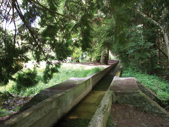 L'actuel aqueduc du Lampy-Vieux : la rigole, vue depuis l'amont, passe ici sur le torrent du Lampy ; l'ancienne chaussée est à sa gauche ; l'ancien lac du Lampy-Vieux est à sa droite