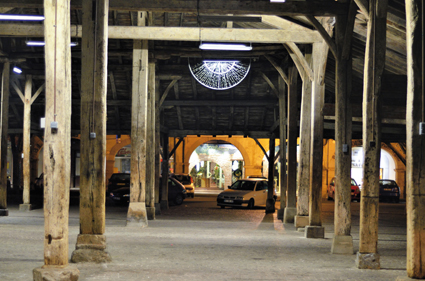    De tradition médiévale, le marché couvert de Revel présente l'exemple accompli des halles sur poteaux de bois... Depuis plus de six cent ans, les fermiers y vendent leur production chaque samedi matin. Le marché de Revel est classé parmi les 100 plus beaux marchés de France et fait la fierté des autochtones.