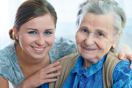 Soignants, famille, amis et voisins forment une véritable chaîne de solidarité autour des personnes dépendantes. Certains territoires organisent également des séances destinées à écouter les difficultés rencontrées par les proches afin de leur permettre de mieux vivre cette situation