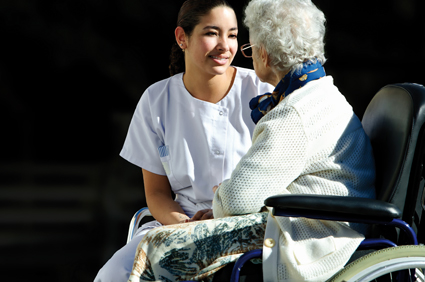 Autour des personnes âgées se forme un réseau de proches et d'aidants dont l'implication est quotidienne. Services à domicile, soins ou simple compagnie, l'humain est au centre de ce noyau dur qui lutte contre l'isolement de personnes en position de vulnérabilité.