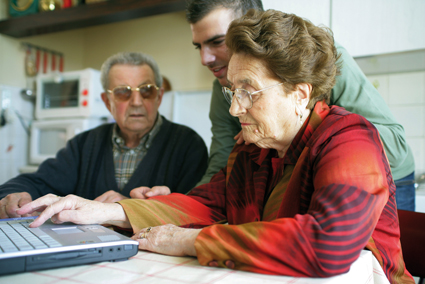   Avec le temps, les services à domicile se sont multipliés en épousant volontiers l'air du temps. Bien accompagnés, les seniors se tournent volontiers vers l'informatique et internet qui requièrent quelques efforts en matière d'apprentissage, permettent de rompre la routine quotidienne et parfois même la solitude. 