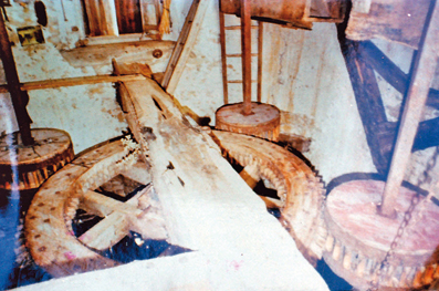 Baraigne. Mécanisme intérieur. Il est un des rares moulins à vent à avoir entraîné trois paires de meules, Avril 2000.