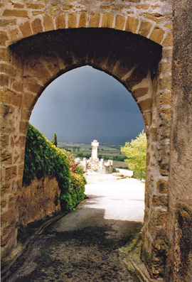 Mireval-Lauragais. L’ancienne porte en juin 1999. Bâti sur la base circulaire du moulin de Roch-Caunes qui seule subsiste, on remarquera le monument aux morts où figurent, entre autres, le nom des meuniers tombés au champ d’honneur : Emile Caunes et Antoine Venoux.