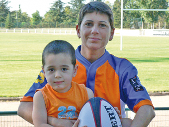 Pour concilier son rôle de maman et sa passion pour l’arbitrage, Christine a dû aménager son emploi du temps en s’entraînant quatre fois par semaine pendant sa pause déjeuner. Pour ce qui est du match du week-end, la petite famille fait tout simplement partie du voyage !