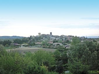 Le village de Saint Martin Lalande a été créé au début du XIIe siècle. Il n'y avait pas d'église intra muros car Saint Martin La-lande fut aux XIIe et XIIIe siecle un haut lieu du catharisme. D'après les registres de l'inquisition, il y avait dix maisons de parfaits cathares et la plupart des habitants assistaient aux prêches des bons hommes.